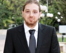 صورة غلاف مقالة مجد رياض محامي يساعد أهل حارته برأيه السياسي المتنور