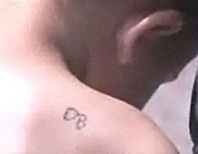 صورة غلاف مقالة رسم وشما على كتف ابن زوجته فحرم منه وعوقب بالسجن!