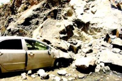 صورة غلاف مقالة لحظات تأخير تنقذ أسرة سعودية من الموت تحت جبل