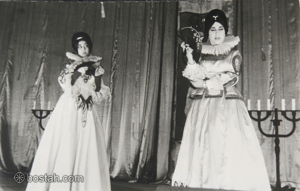 مشهد من مسرحية الخجول في القصر مع الممثلة جانيت عويشق