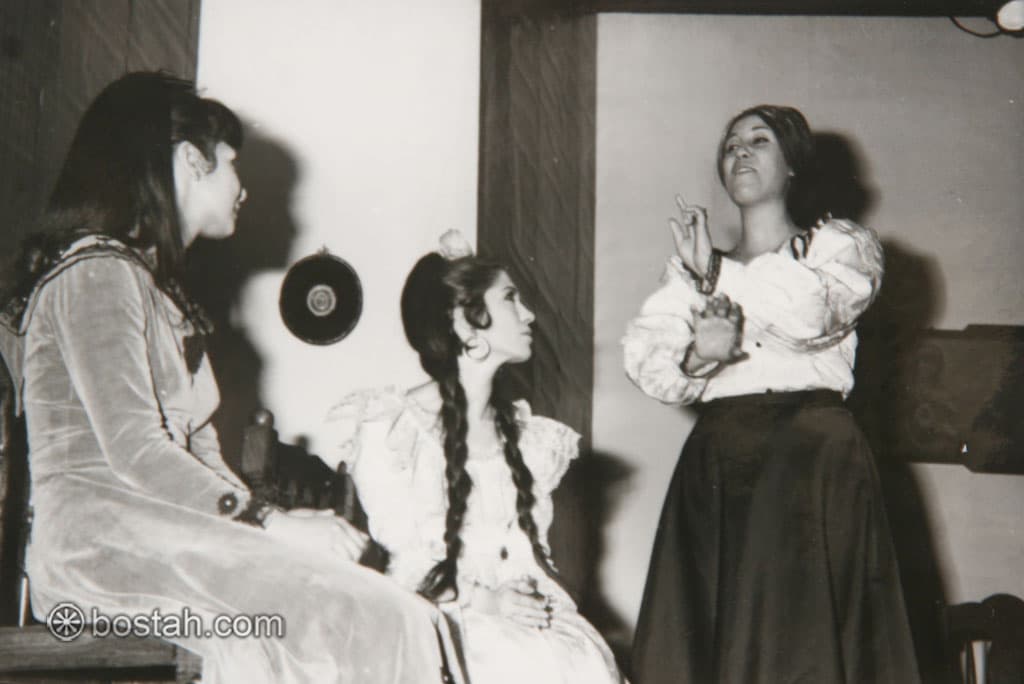 مشهد من مسرحية المدنسة مع ثناء دبسي، وفائزة شاويش