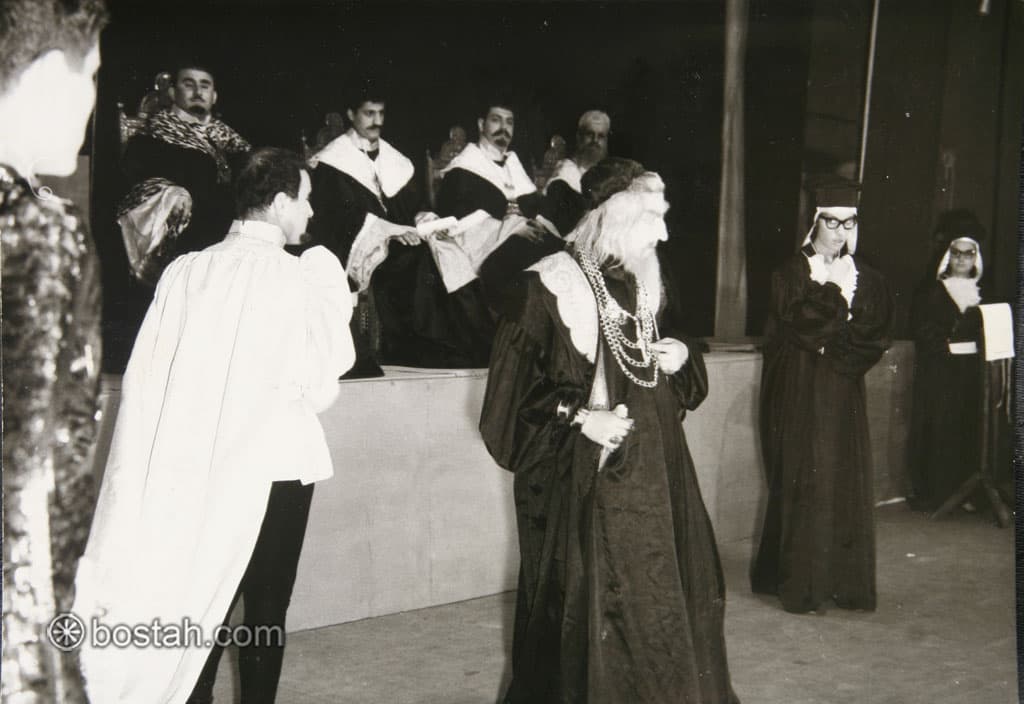 مشهد من مسرحية تاجر البندقية، هاني الروماني بدور شايلوك، ومنى واصف بدور الدوقة بورشيا..