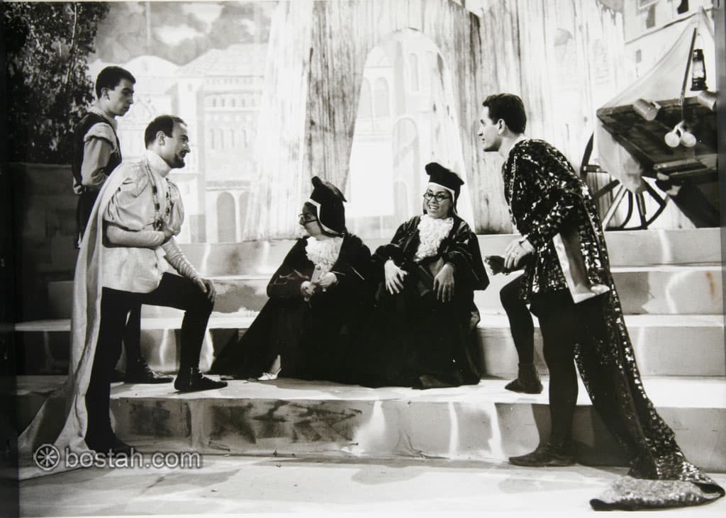 مشهد من مسرحية تاجر البندقية على مسرح الحمراء من إخراج رفيق الصبان