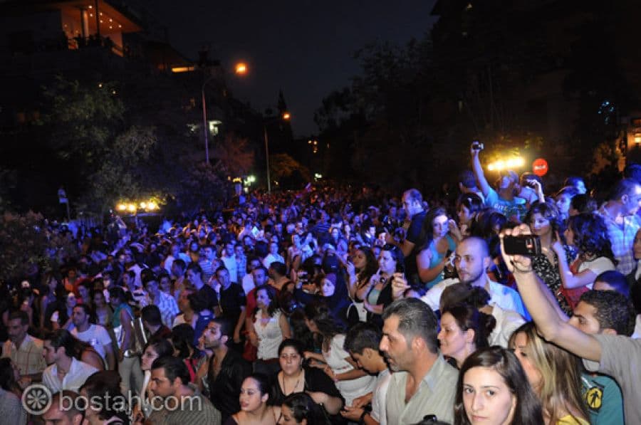 الجماهير تحتفي بناصيف زيتون