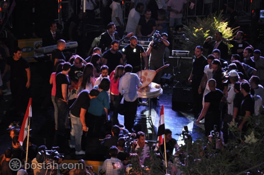 الجماهير تحتفي بناصيف زيتون