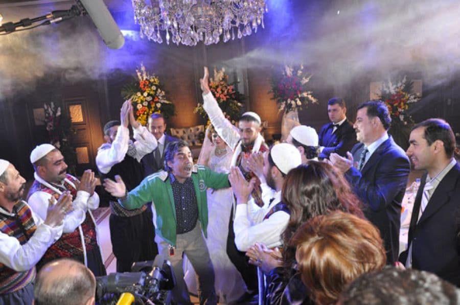 أيمن ونسرين وأدهم.. نجوم "سيت كاز" في ألبوم جديد على بوسطة