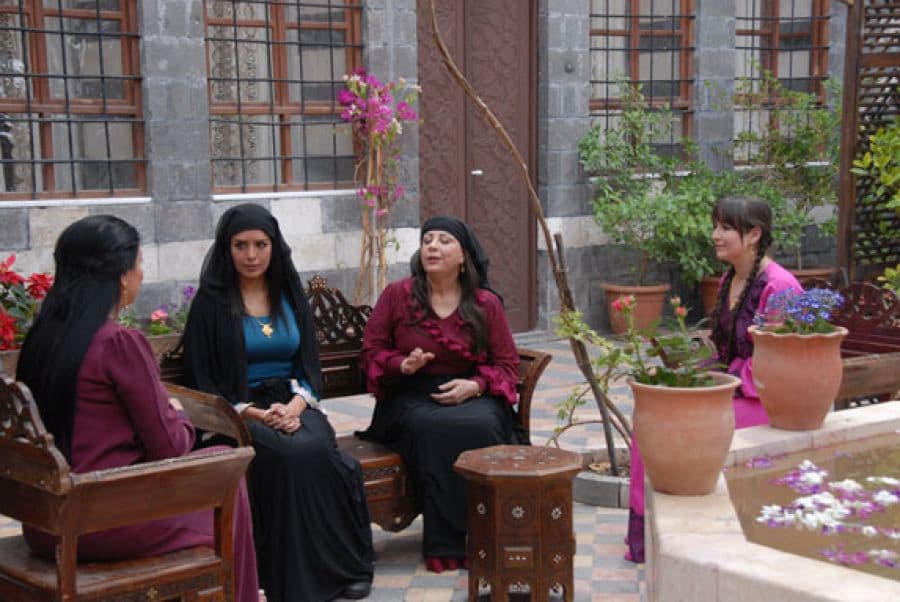 أمل بوشوشة ترتدي "الملاية الشاميّة"... في ألبوم صور خاص على "بوسطة"