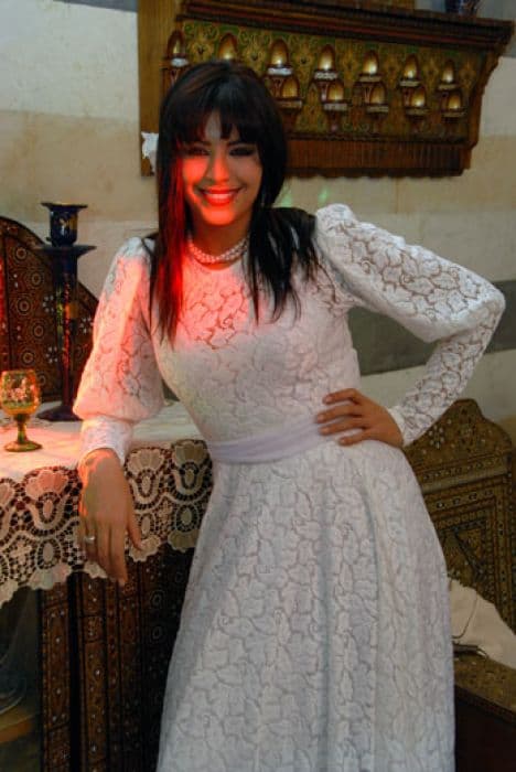 أمل بوشوشة ترتدي "الملاية الشاميّة"... في ألبوم صور خاص على "بوسطة"