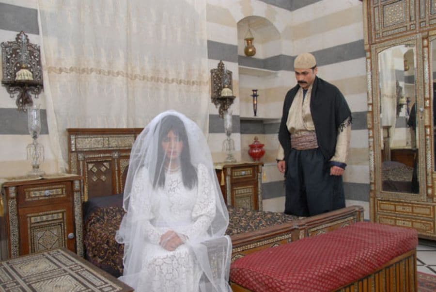 أمل بوشوشة ترتدي "الملاية الشاميّة"... في ألبوم صور خاص على "بوسطة"