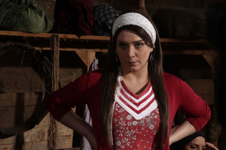 "سلاف فواخرجي" بوجهٍ ملائكي..  في ألبوم صور خاص من مسلسل "المصابيح الزرق"