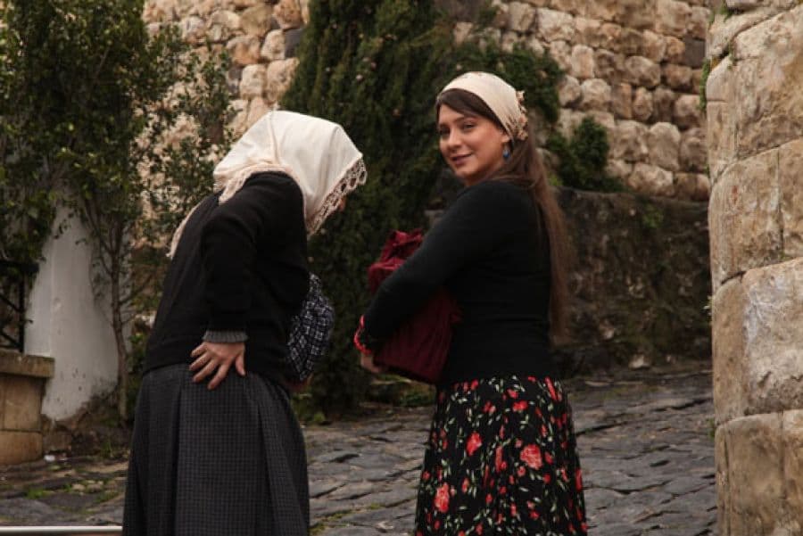 "سلاف فواخرجي" بوجهٍ ملائكي..  في ألبوم صور خاص من مسلسل "المصابيح الزرق"