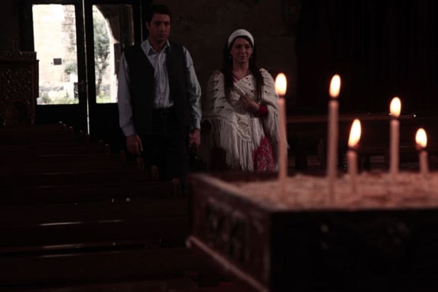 "سلاف فواخرجي" بوجهٍ ملائكي..  في ألبوم صور خاص من مسلسل "المصابيح الزرق"