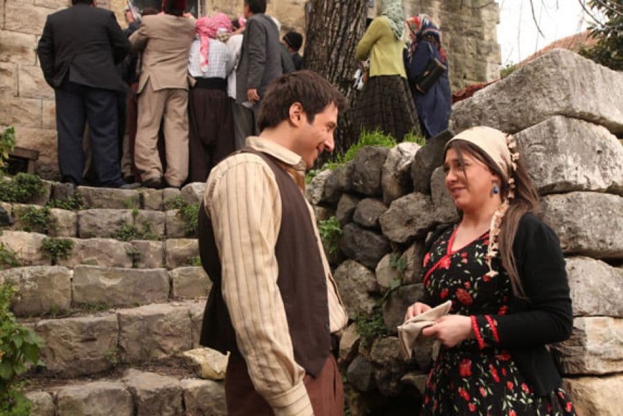 "سلاف فواخرجي" بوجهٍ ملائكي..  في ألبوم صور خاص من مسلسل "المصابيح الزرق"