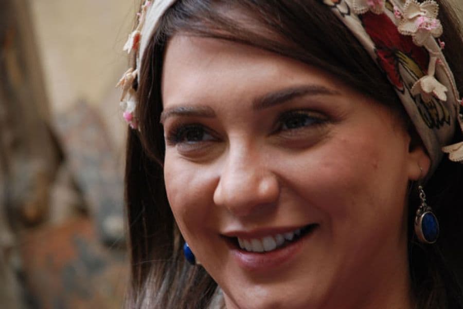 "سلاف فواخرجي" بوجهٍ ملائكي..  في ألبوم صور خاص من مسلسل "المصابيح الزرق"