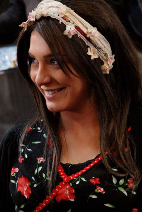 "سلاف فواخرجي" بوجهٍ ملائكي..  في ألبوم صور خاص من مسلسل "المصابيح الزرق"