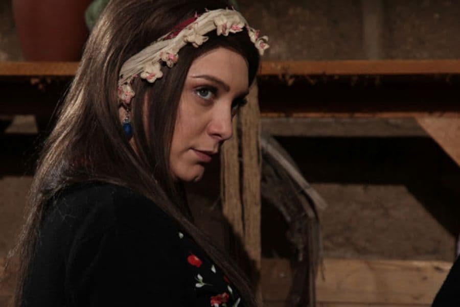 "سلاف فواخرجي" بوجهٍ ملائكي..  في ألبوم صور خاص من مسلسل "المصابيح الزرق"