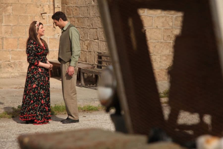 "سلاف فواخرجي" بوجهٍ ملائكي..  في ألبوم صور خاص من مسلسل "المصابيح الزرق"