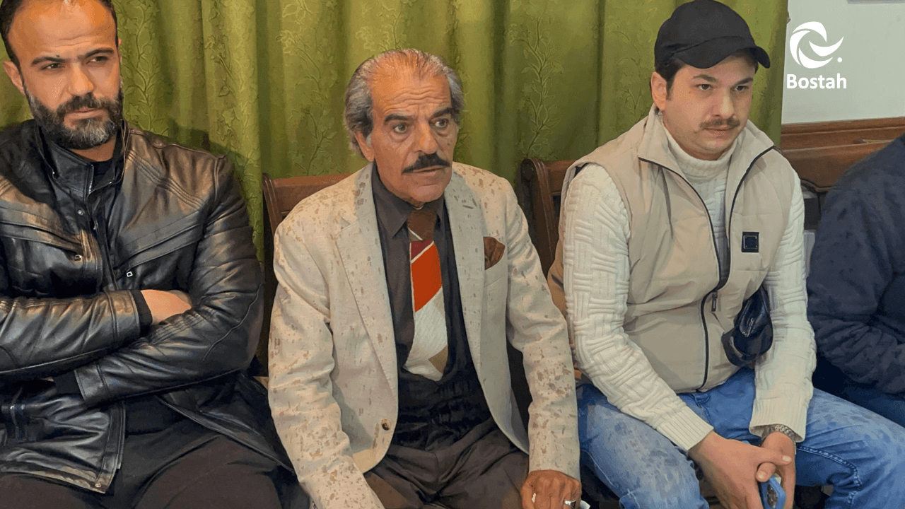 الفنان عبد الفتاح المزين يوثق حضوره في عزاء الراحل أحمد خليفة