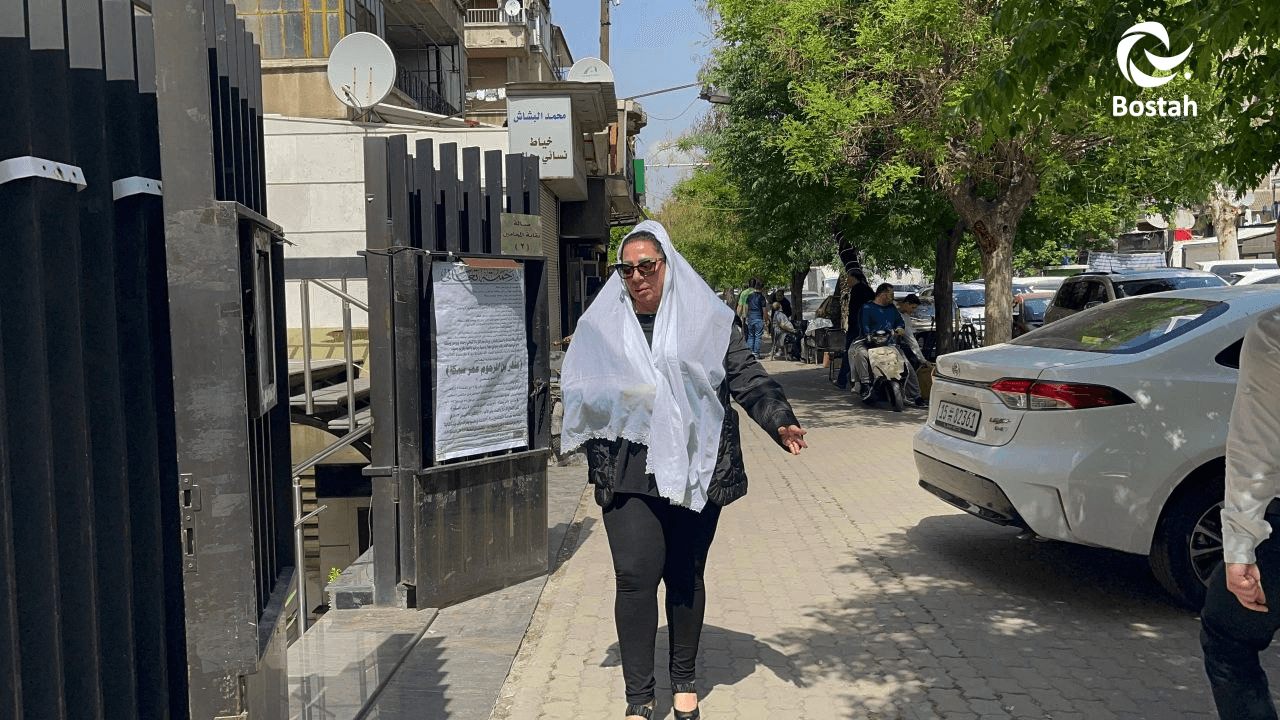 الفنانة غادة بشور أمام الكاميرا من عزاء الفنان أحمد خليفة