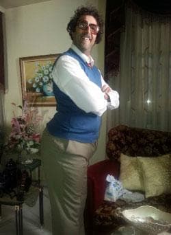 مجسِّداً شخصية السيد «عايش» من لوحة «خسا الجوع» (بقعة ضوء 10)