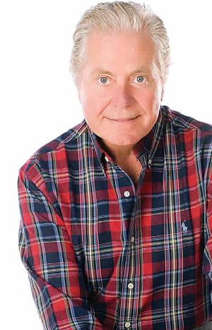 صورة غلاف مقالة حسين فهمي يتنازل عن شهرته لصالح الهضبة