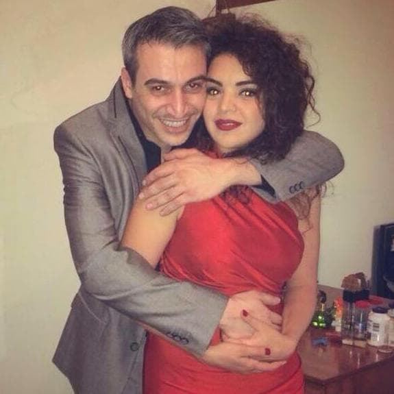 ريم نصر الدين توقع صاحب "يا مرايتي" في القفص