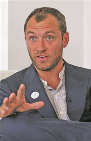 صورة غلاف مقالة جود لو ل «الحياة»: على النجوم الاهتمام بمصائب البشر لا بالسياسة