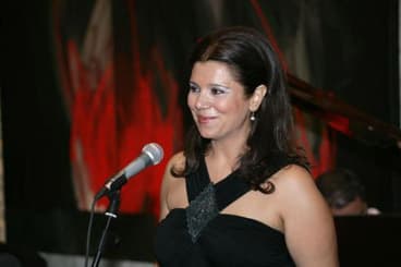 صورة غلاف مقالة سوزان حداد تغني شارة مسلسل " أنا القدس"