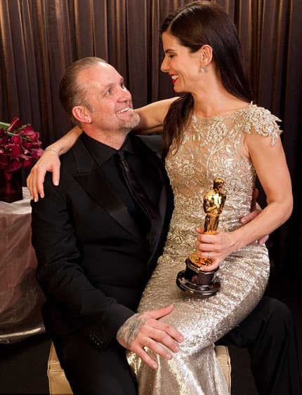 صورة غلاف مقالة طلاق ساندرا بولوك من جيسي جيمس