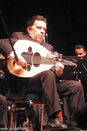 صورة غلاف مقالة عمار الشريعي مغنياً للمرة الثانية