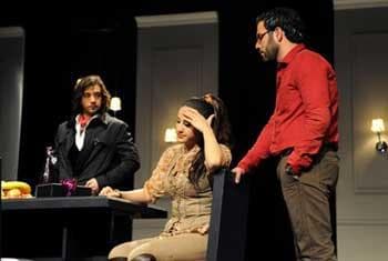 صورة غلاف مقالة (منحنى خطر) على خشبة الحمراء.. كشف الزيف الأخلاقي