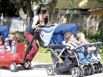 صورة غلاف مقالة ناديا سليمان منجبة التوائم الثمانية على الشاشة الكبيرة