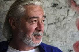 صورة غلاف مقالة نجدت أنزور: "تحت سما الوطن" قريب من الأزمة السورية... بعيد عن التجاذبات السياسية