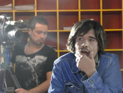 صورة غلاف مقالة مازن عبّاس في "رزنامة".. مجدداً بدور "الإنسان السوري اللطيف، المحب، والخدوم"