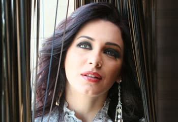 صورة غلاف مقالة سلاف فواخرجي: "رسائل الكرز" قصة حب بين شعب وأرض