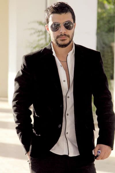 صورة غلاف مقالة كنان العشعوش: الوسط الفني كالغابة .. وعيني على الإخراج