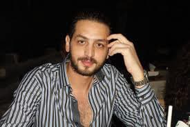 صورة غلاف مقالة أخيراً.. علي سكر يعيش قصة حب