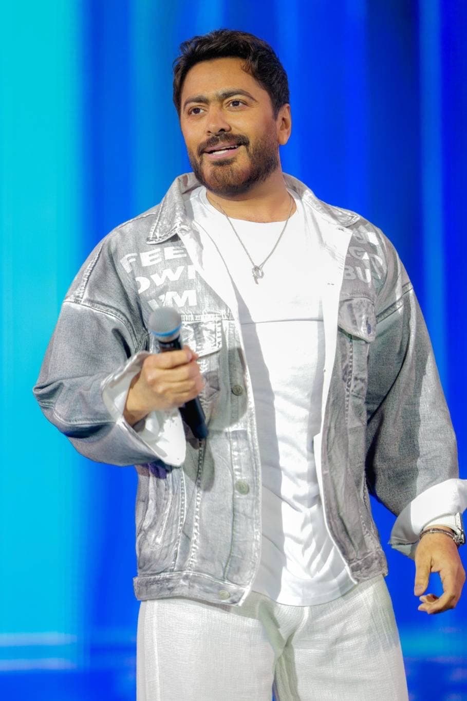 صورة غلاف مقالة تامر حسني يعيد إحياء تراث عبد الوهاب بأداء "لأ مش أنا اللي أبكي"