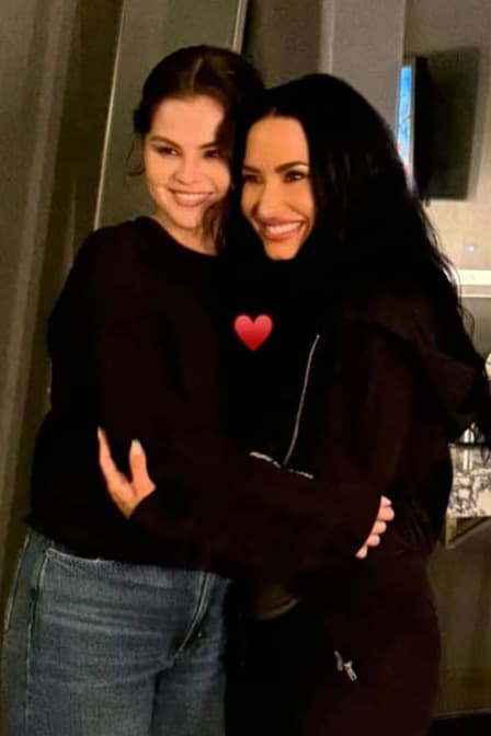 سيلينا تدعم ديمي بحفل مؤثر