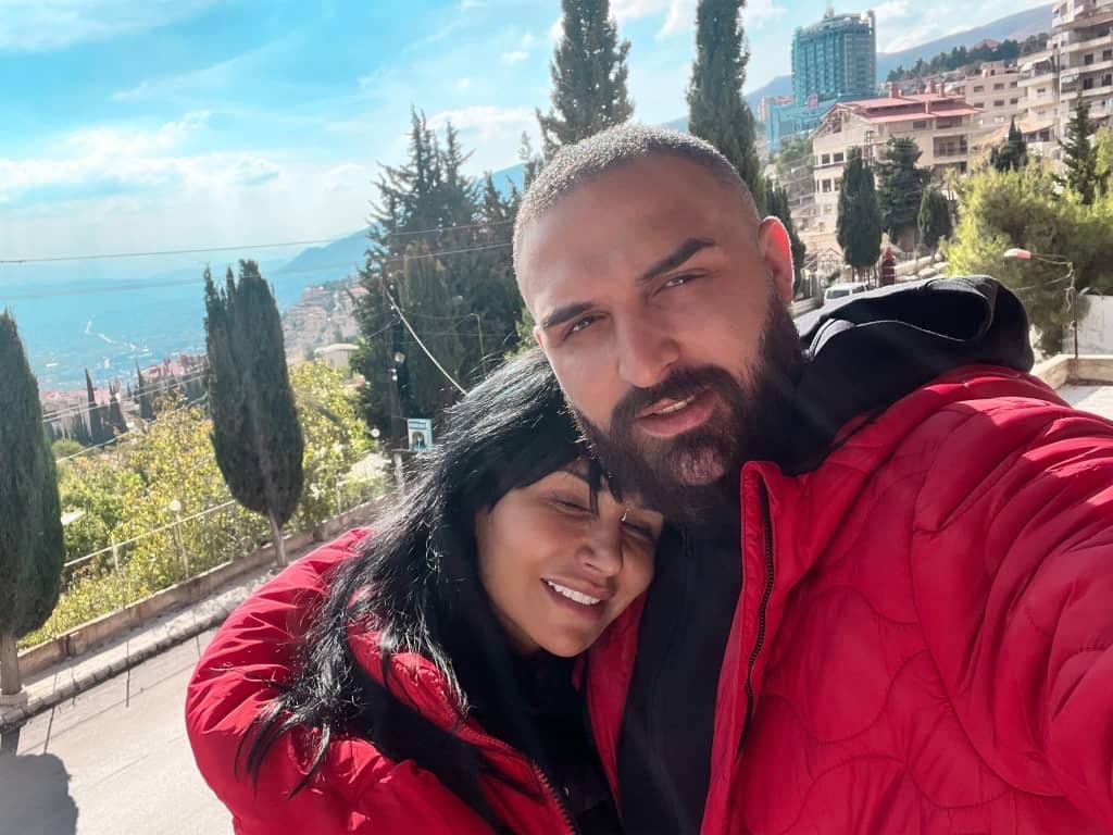 صورة غلاف مقالة رشا شربتجي في لحظة رومانسية مع زوجها من كواليس مطبخ المدينة