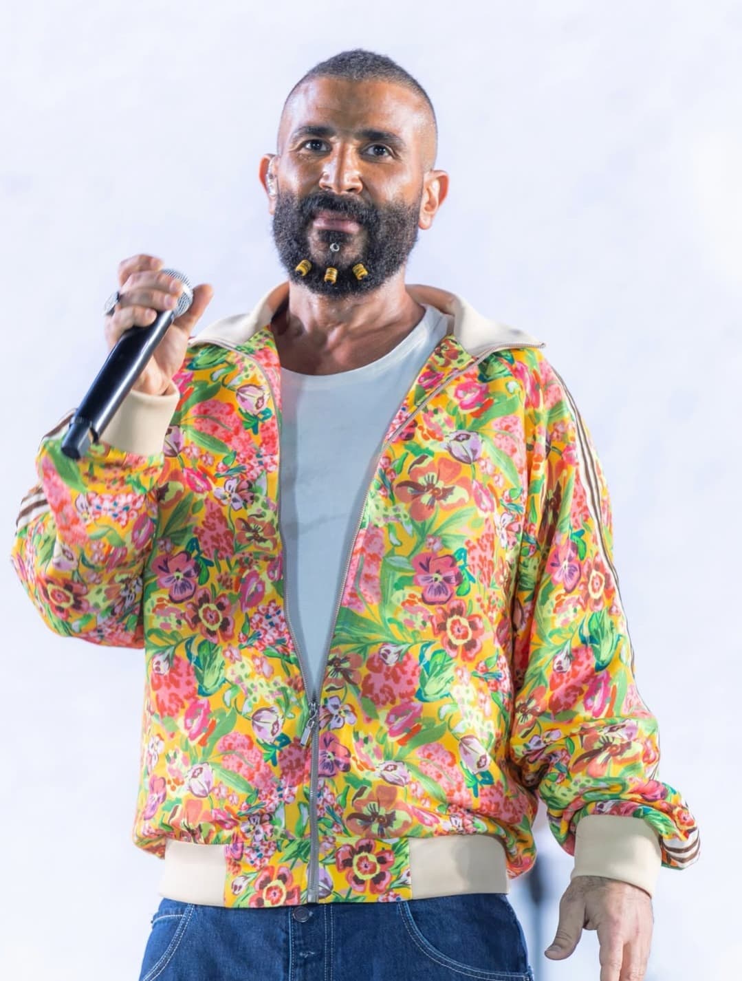 بعد الجدل الكبير.. أحمد سعد يقص شعره على الهواء ويعلن: توبت