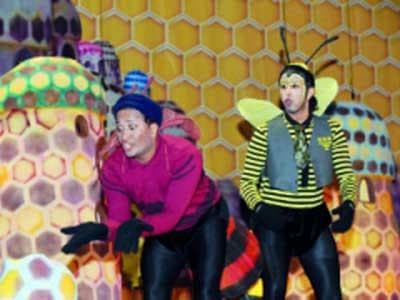 پوستر "مملكة النحل " پوستر "مملكة النحل "