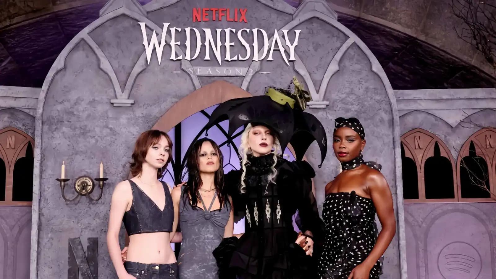 صورة غلاف مقالة ليدي غاغا تلتقي بطلات مسلسل "الأربعاء" على خشبة المسرح بلندن