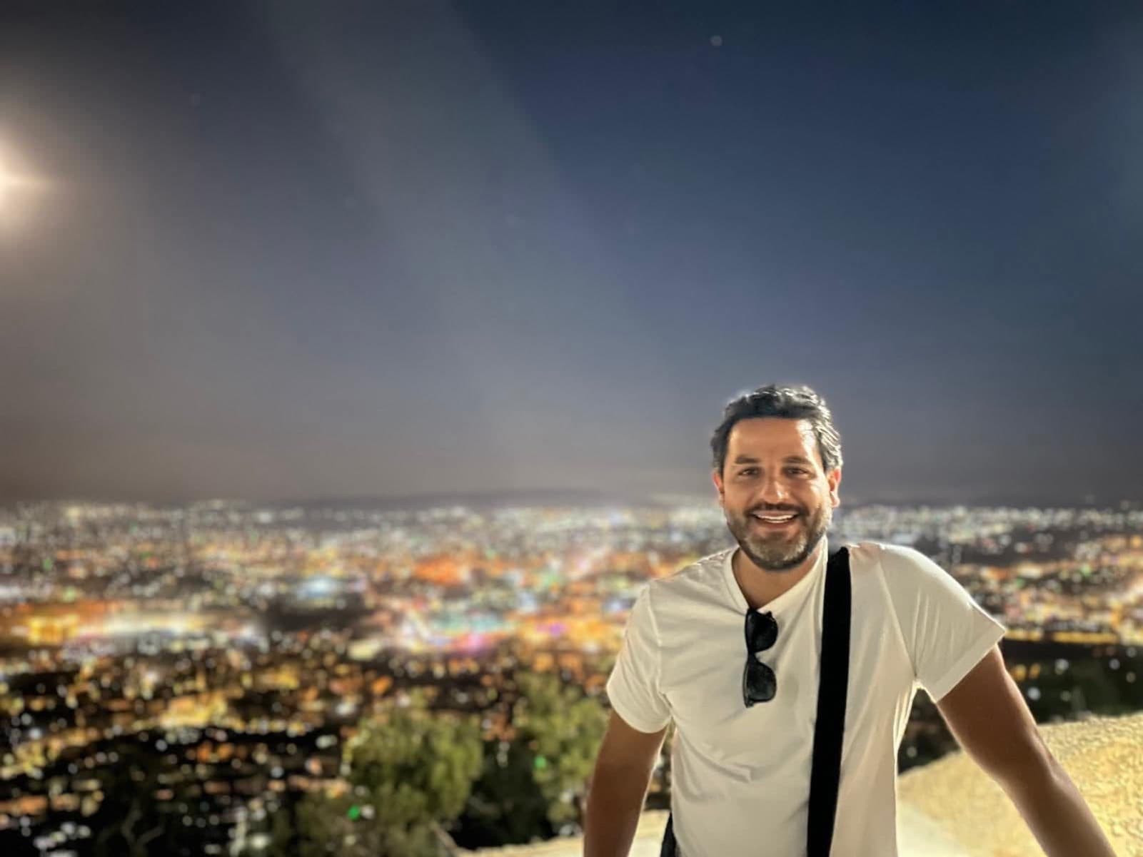 صورة غلاف مقالة أنس نصري يعود إلى سوريا بعد 15 عاماً ويستعد لزيارة مرتقبة لشقيقته أصالة