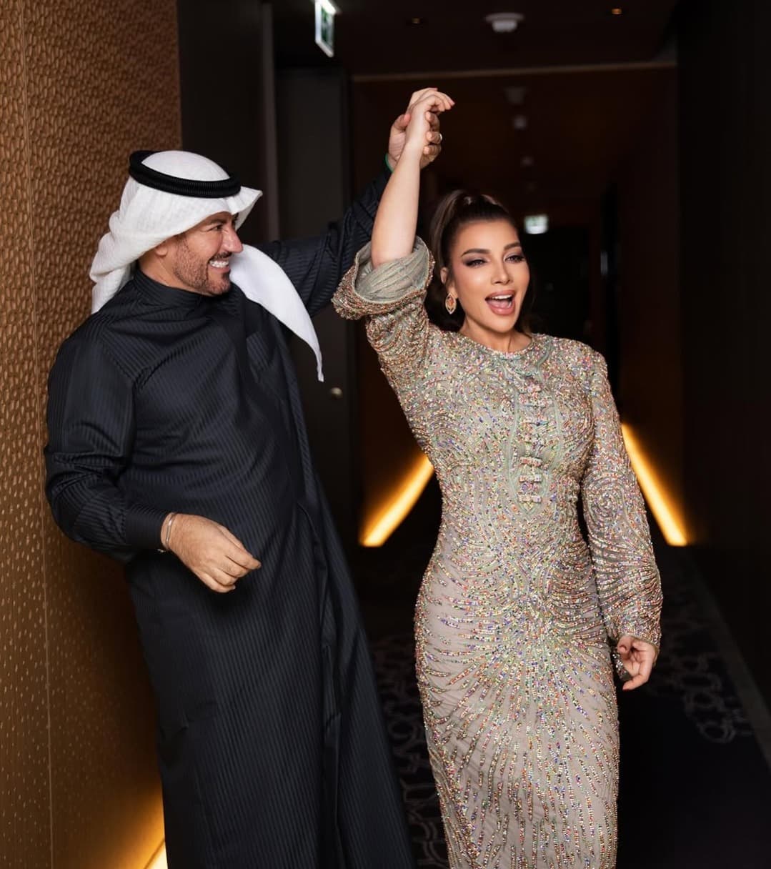 فائق حسن يفاجئ الجمهور بالشعر الأشقر قبل حفل أصالة في باريس