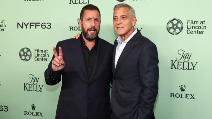 صورة غلاف مقالة جورج كلوني وآدم ساندلر يتألقان في العرض الأول لفيلم "Jay Kelly"