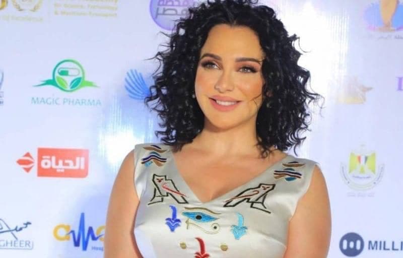 سلاف فواخرجي ترقص مع أولادها تحت أمطار موسكو في لحظة عفوية