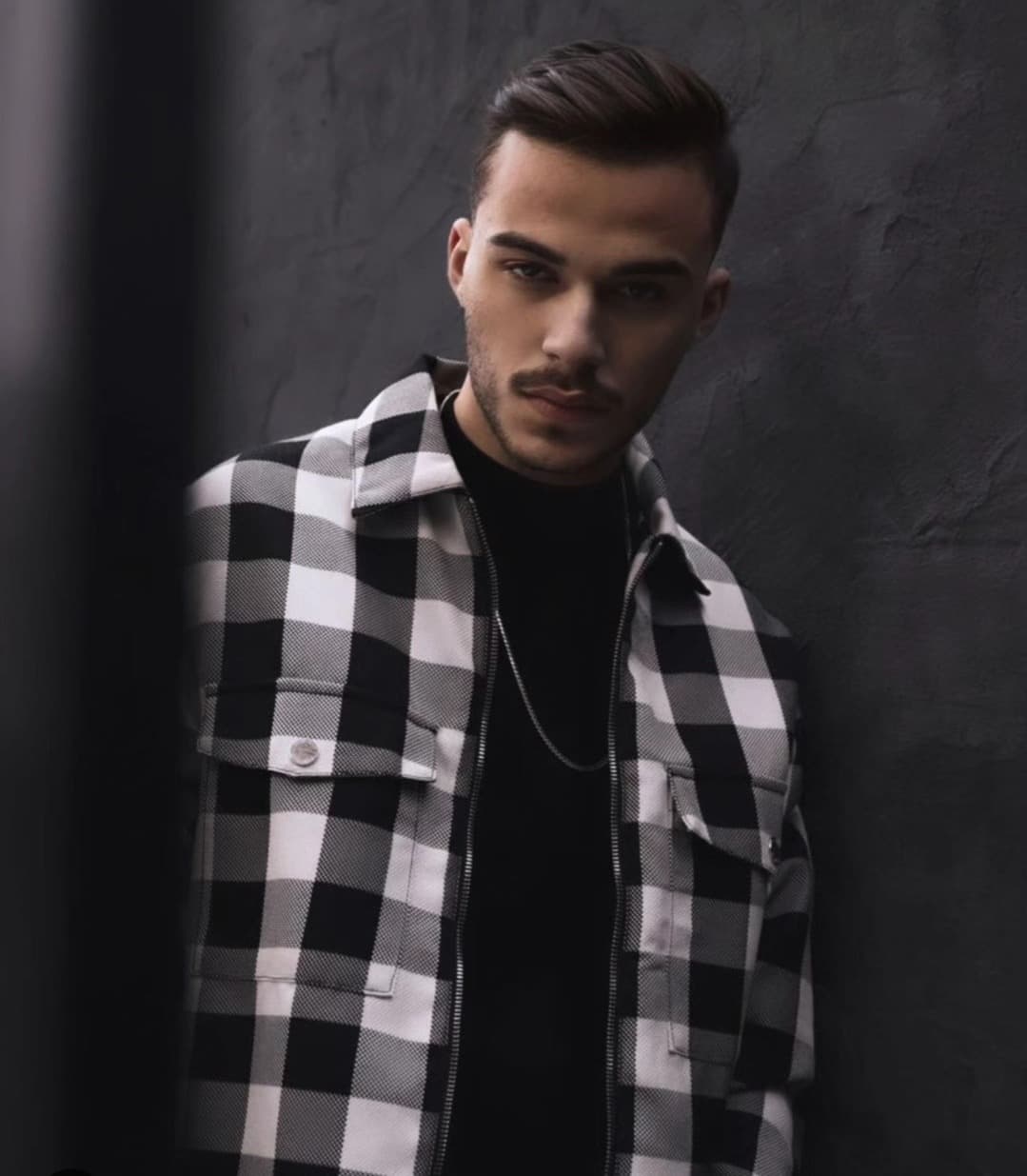 سيلاوي يردّ على اتهامات الإلحاد ويوضح موقفه الديني: «أنا مسلم وما ارتديت»