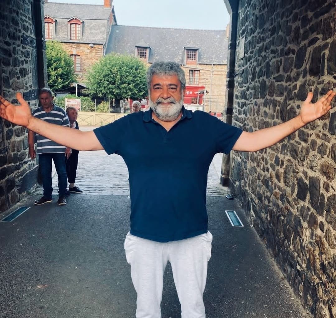 فارس الحلو يحتفي بالمسرح وينفي اعتزاله