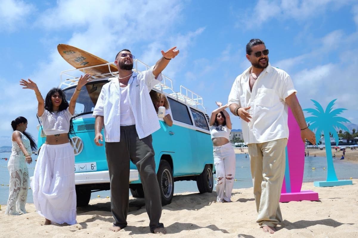 صورة غلاف مقالة ناصيف زيتون ويوثق أجواء "يا مسافر" مع زهير بهاوي في لحظة عفوية